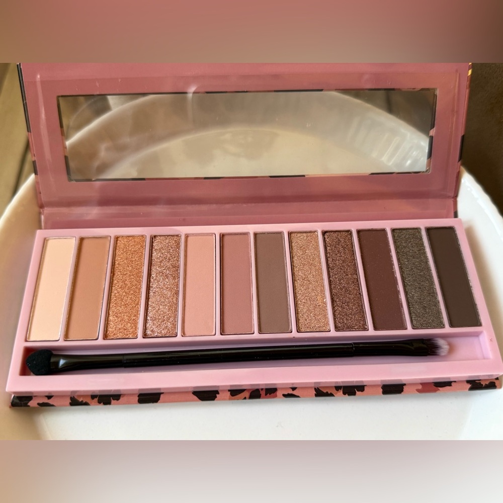 L.A. Girl NUDES Natural Eyeshadow Palette includes brush NEW